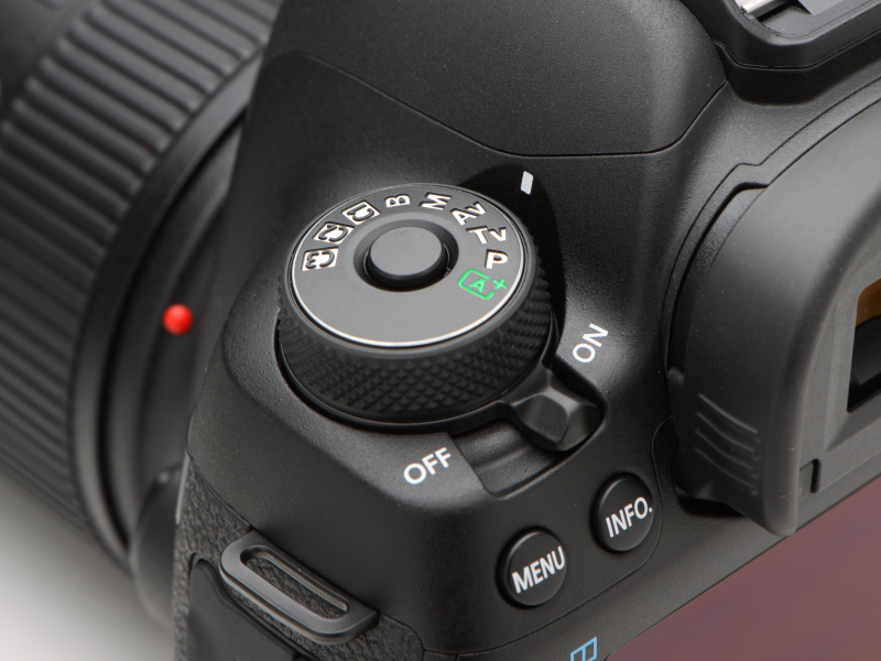 モードダイヤルの表記はエングレープされている。先代と同じく中央のモードダイヤルロック解除ボタンを押しながらダイヤルを回転させる。