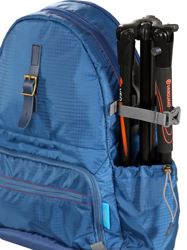 サイドポケットにはトラベル三脚やペットボトルなどが容れられる