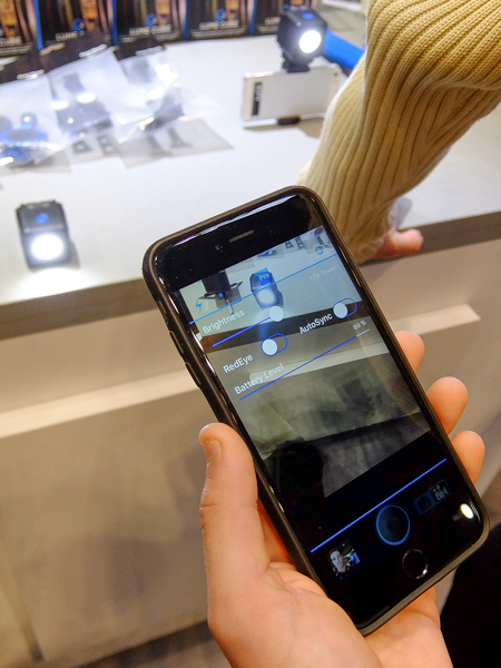 スマートフォンで明るさを変えているところ