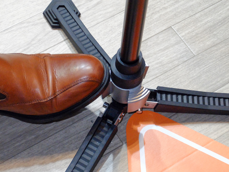 シルバーの部分がロックのスイッチとなる