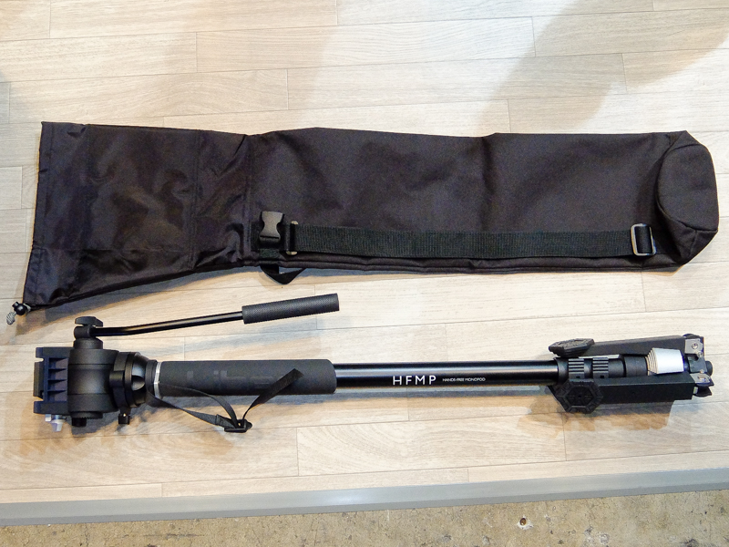 雲台付きで収納できるケースが付属する