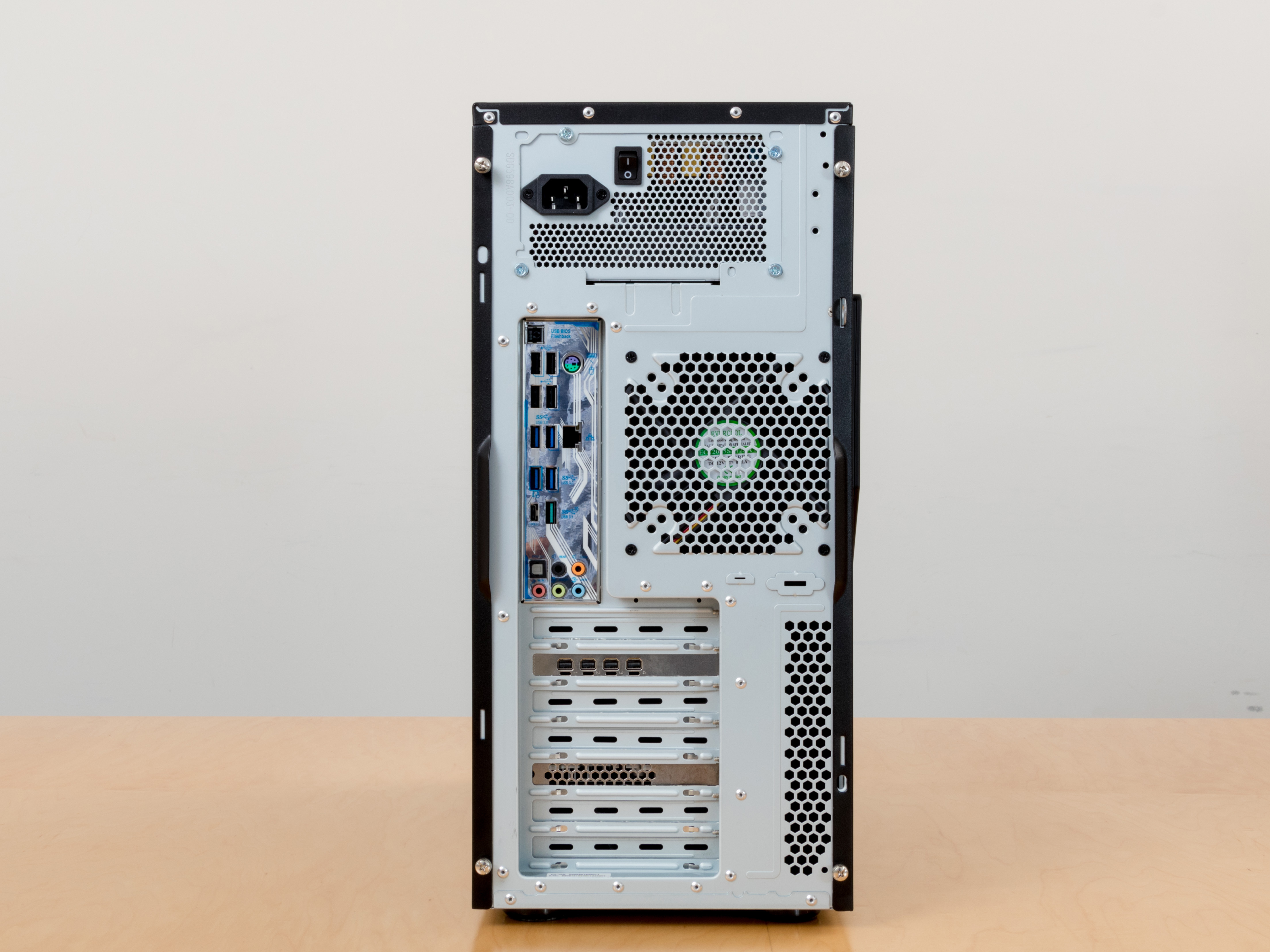 背面。USB 3.0×4、USB 3.1 Type-A×1、USB 3.1 Type-C×1、USB 2.0x4、PS/2×1、1000BASE-T LANポート×1、Optical S/PDIF out×1、オーディオ入出力ジャック×5、USB BIOS Flashback Button×1、そしてグラフィックカードに搭載されたMini DisplayPortコネクタ×4が搭載。