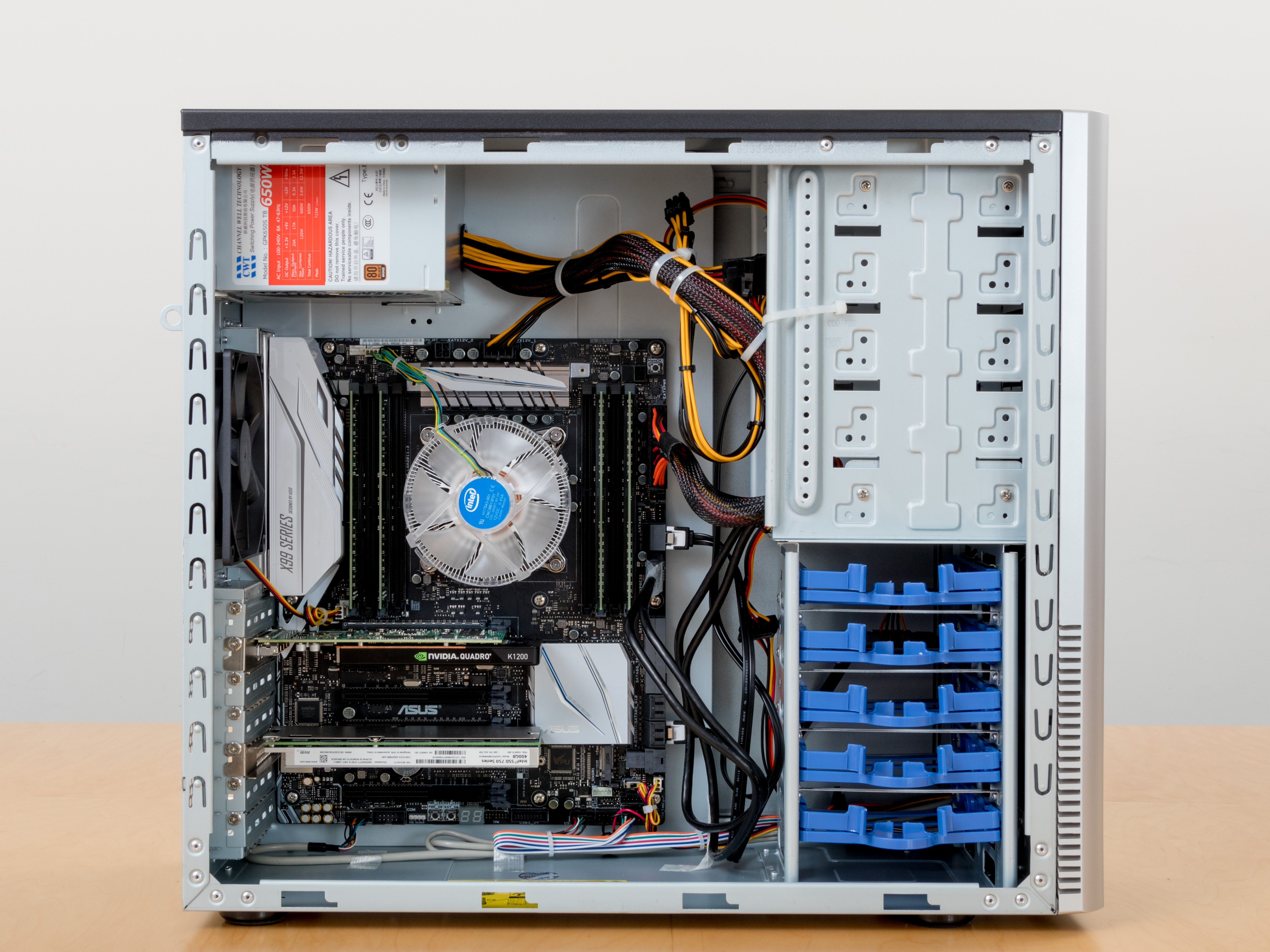 ケースを開けた状態。ケースは大きめで余裕のあるパーツ配置。パーツ交換などの際でも手を入れやすく作業しやすい。ケース内の空気循環による排熱にも効率的である。