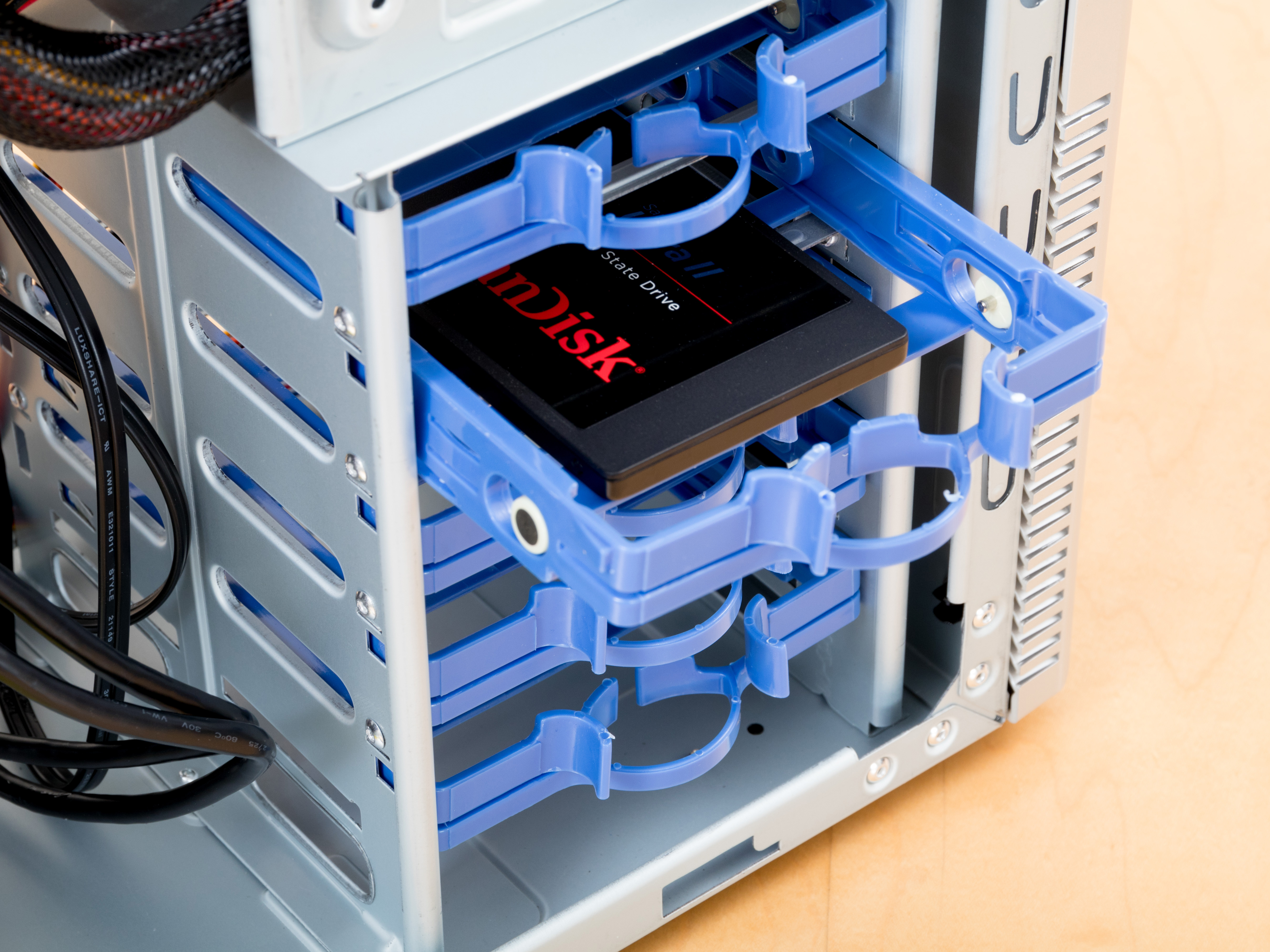 5段のHDD/SDDマウント。スライド式で脱着も簡単。3.5インチHDDはネジ不要のワンタッチでマウント可能。2.5インチのHDD/SSDはネジで固定する。