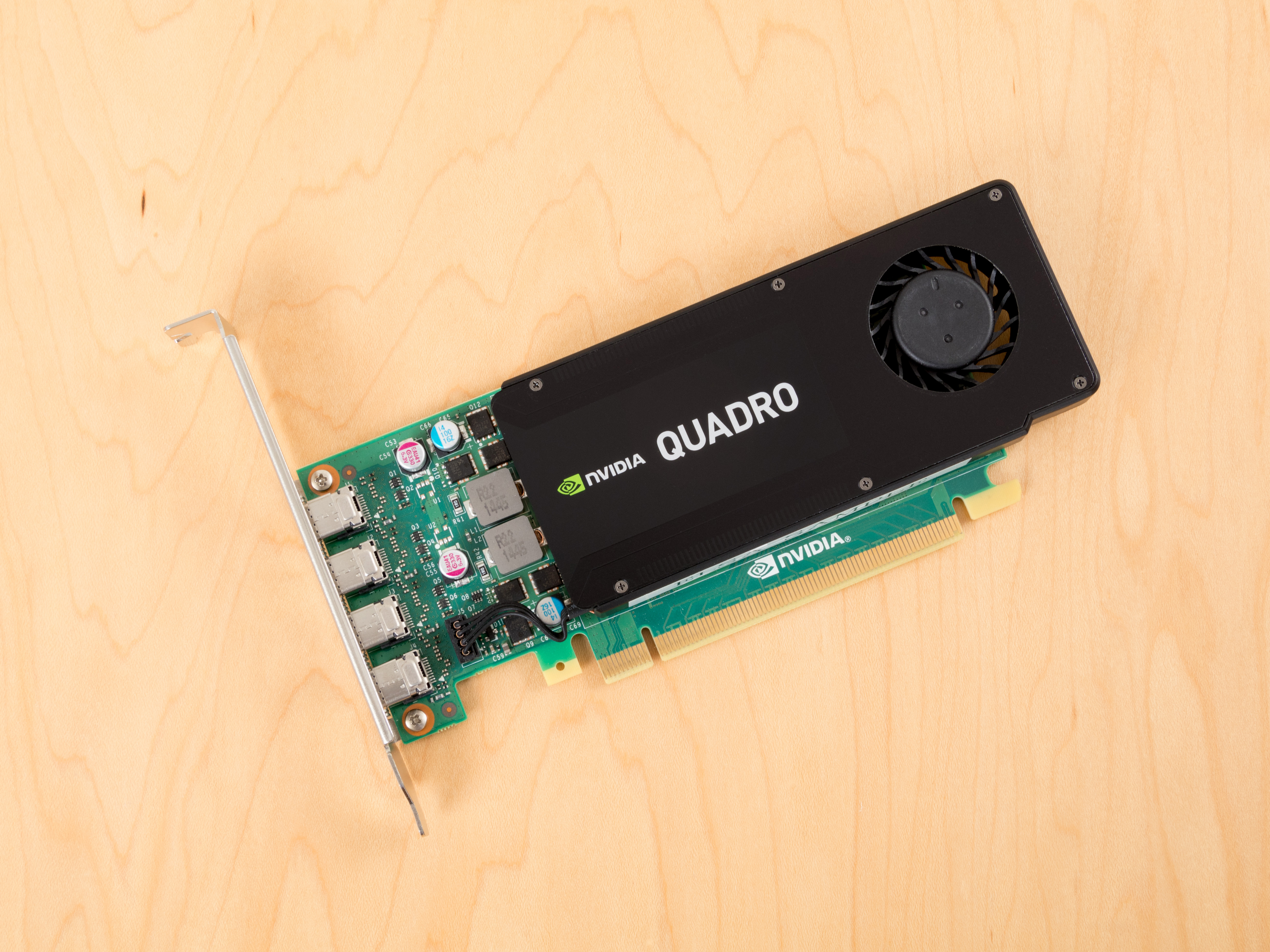 グラフィックカードには引き続きNVIDIA Quadro K1200を採用。対応アプリケーションであるPhotoshopおよびLightroomでの描画の高速化が期待できるGPUを搭載。ディスプレイポートとして4系統のMini DisplayPortコネクタが使用できる。10bit Colorの4Kディスプレイ出力にも対応する。