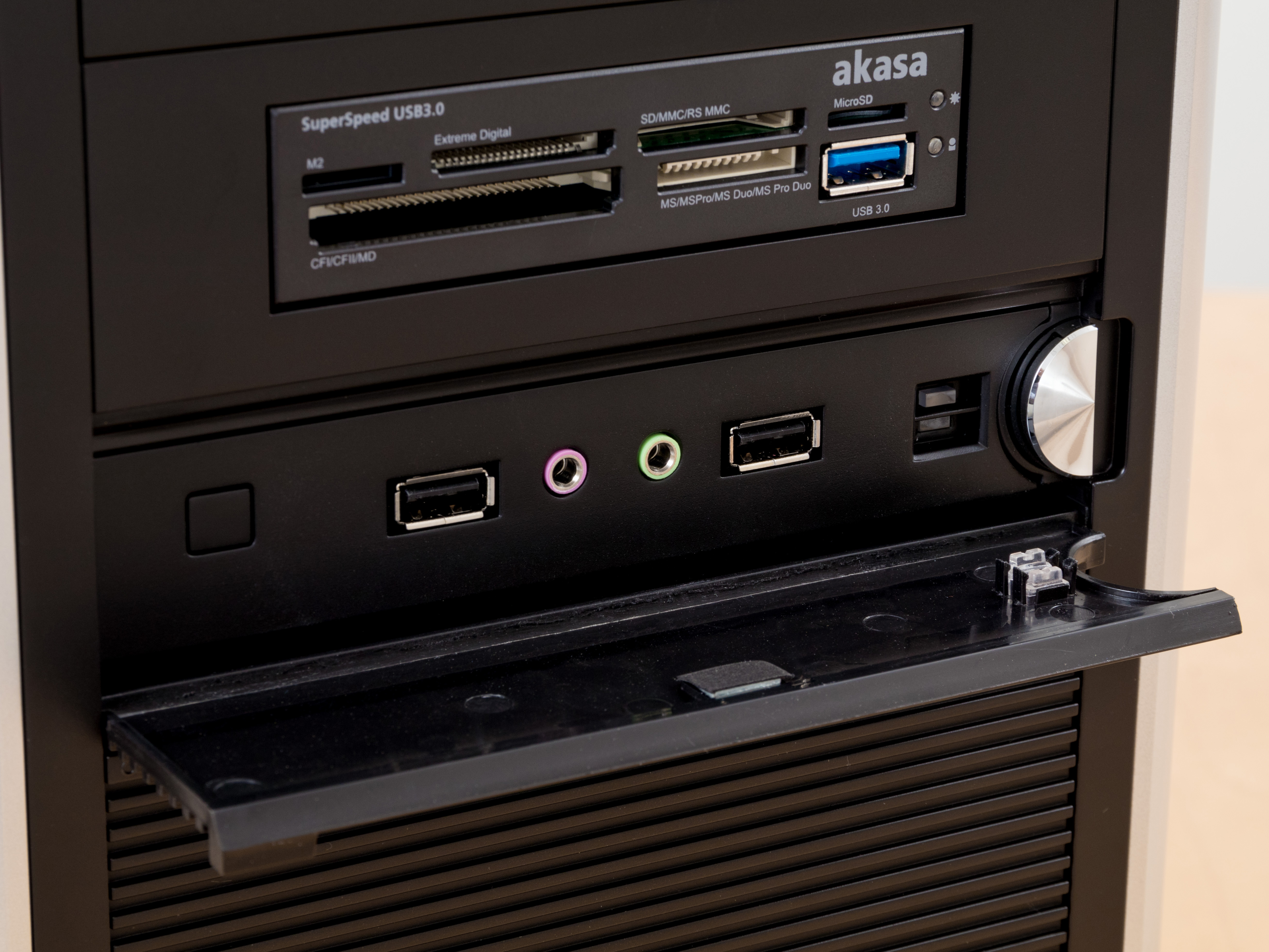 PCケース前面のカバーを開くとUSB2.0ポート×2とオーディオ入出力ジャックが現れる。カードリーダー/ライターも内蔵。