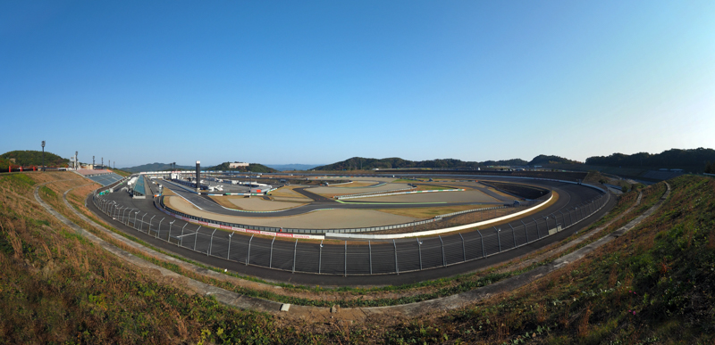 スーパースピードウェイの昼間のようす。上の星景撮影ポイントより少しターン1に近い所から。