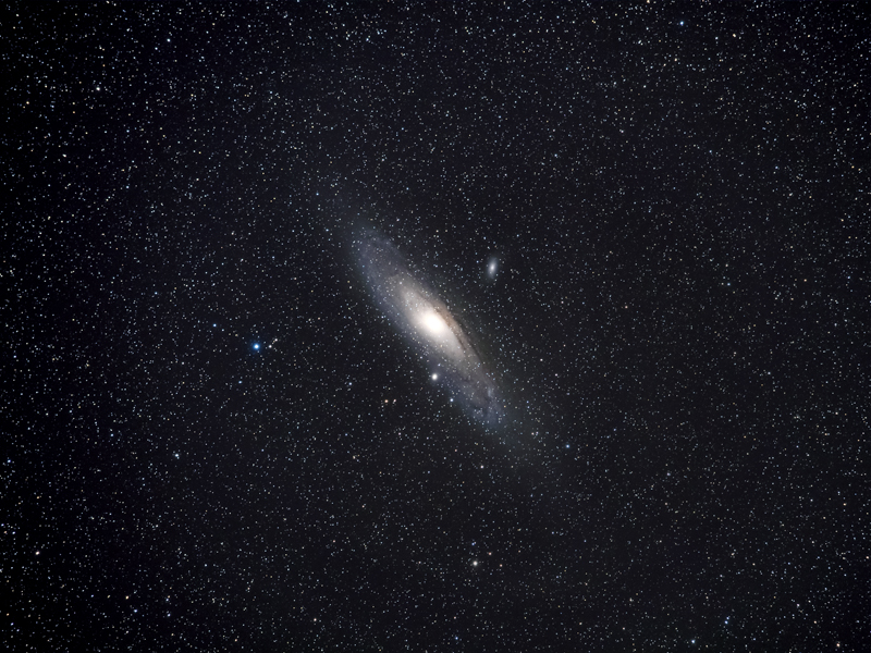 天体写真ファンに大人気のアンドロメダ銀河。地球からの距離は230万光年。月を5〜6個ほど並べた大きさに見える。肉眼で見ることのできる最も遠い天体だ。もちろんツインリンクもてぎでも簡単に見つけられ、14倍双眼鏡では視野いっぱいに広がる楕円形の光を堪能した。<br>OLYMPUS OM-D E-M5 Mark II／M.ZUIKO DIGITAL ED 40-150mm F2.8 PRO／ISO2500／F2.8開放／60秒×16コマ加算平均／ユニテックSWAT-350で追尾撮影