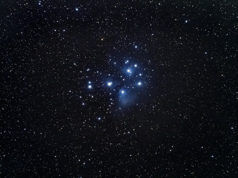目のいい人なら肉眼でも5〜6個ほどの星が数えられるプレアデス星団。写真に撮ると、星団を包む青い星雲が写ってとても美しい。私の眼は高校生の頃に11個の星を数えたが、今ではボ〜ッとした光の固まりにしか見えない……（涙）<br>OLYMPUS OM-D E-M5 Mark II／M.ZUIKO DIGITAL ED 40-150mm F2.8 PRO 1.4×テレコンバーター MC-14 使用（210mm F4.0）／ISO3200／F4開放／90秒×10コマ加算平均／ユニテックSWAT-350で追尾撮影