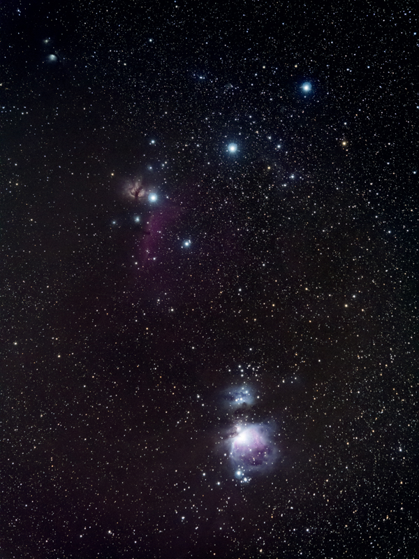 オリオン座「三ツ星」の下に縦に並ぶ「小三ツ星」。真ん中のオリオン大星雲M42は肉眼でも双眼鏡でも望遠鏡でも、それぞれに楽しめる。三ツ星の左下のζ（ゼータ）星アルニタクの下に見える赤い星雲の中に天文台の写真で有名な馬頭星雲がある。画面左上の白っぽい星雲がM78星雲（ウルトラの星？）だ。<br>OLYMPUS OM-D E-M5 Mark II／M.ZUIKO DIGITAL ED 40-150mm F2.8 PRO／ISO3200／F3.2／60秒×18コマ加算平均／ユニテックSWAT-350で追尾撮影