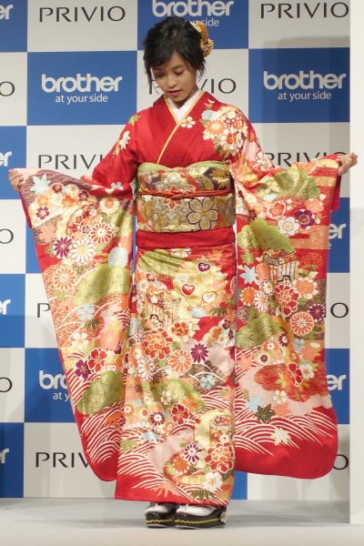 振り袖姿で登場。「プライベートでは着物を着る機会がないので嬉しい」とコメント