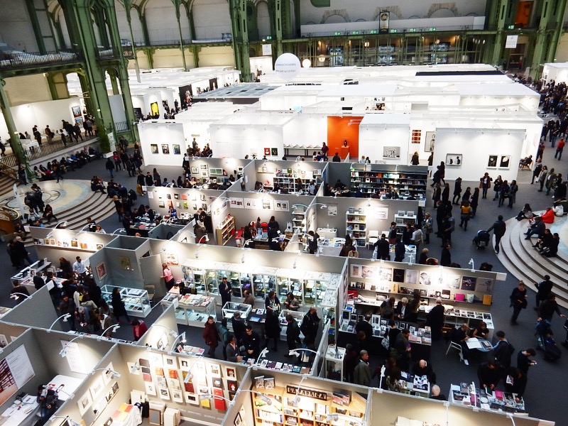 パリフォトの会場　2階からパブリッシャーブースを見下ろしたところ