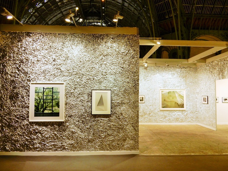 壁面をアルミ箔で張り付けているので、とても目立っていたタカ・イシイギャラリー。