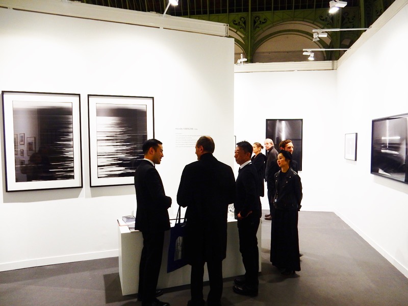 商談中のEMONギャラリー。