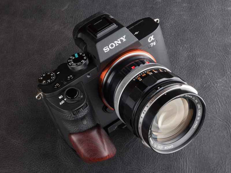 α7 IIのグリップ下部を、HG-SA7の木製パーツが覆う。職人が手作りで製作している。