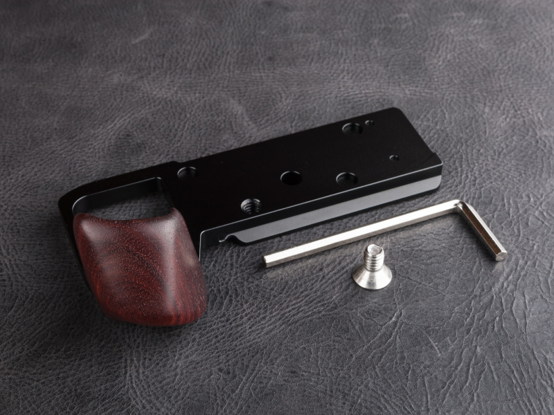 HG-SA7は焦点工房にて税込8,800円。固定用のネジと六角レンチが付属している。