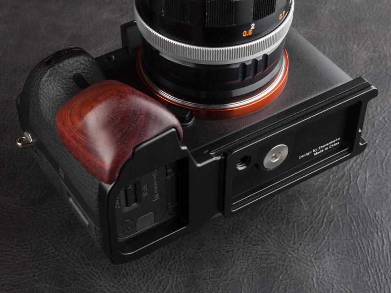 バッテリーに直接アクセスできる設計だ。三脚穴に固定用ネジで取り付ける。