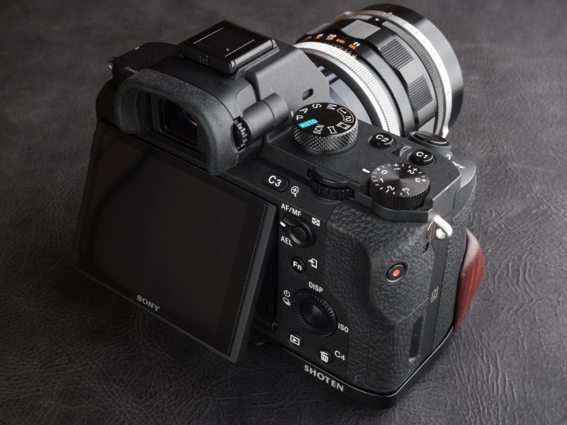 液晶チルトは問題なく使用できる。背面に「SHOTEN」のロゴが入っている。