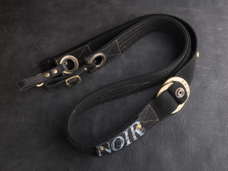 0291ファクトリーのリングストラップブラックは税込7,700円。大きな真鍮製リングがポイントだ。