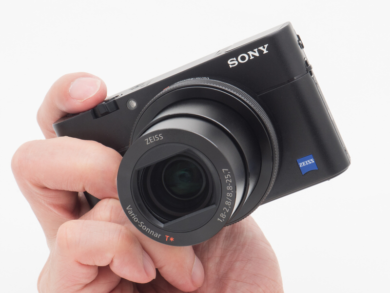 RX100 IIIやRX100 IVを受け継ぐ、手のひらサイズのコンパクトカメラ。しかし右手でしっかり握ることができる。
