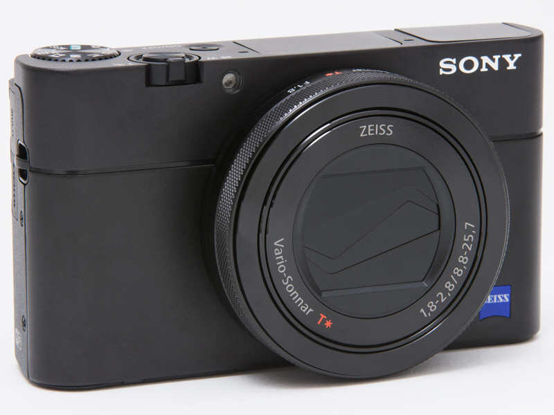 電源オフの状態。レンズが沈胴し、レンズバリアが閉じている。