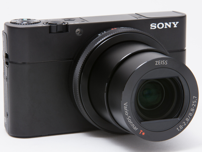 電源をオンにすると、レンズが伸びてくる。精悍な趣だ。