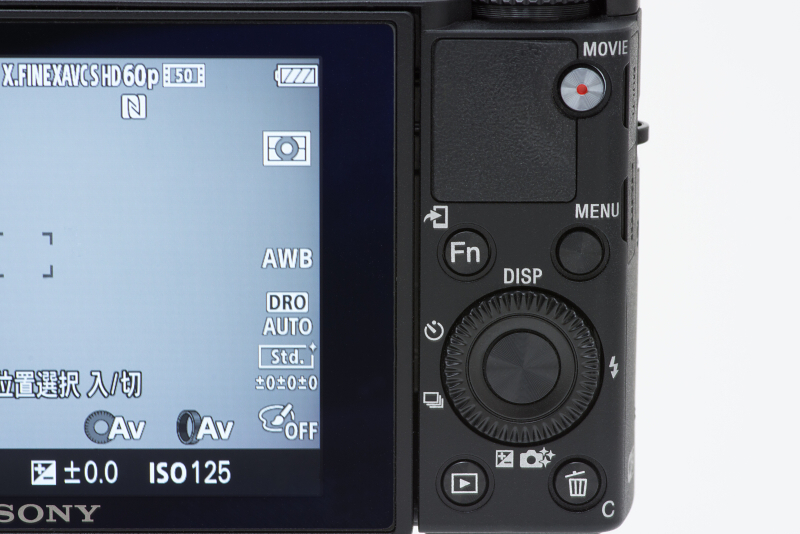 背面の操作部もRX100 IVと同じ。Fn（ファンクション）ボタンには機能の割り当てができる。またC（カスタム）ボタンにも52種類の機能の割り当てが可能だ。