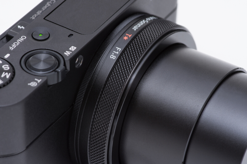 コントロールリングは、絞りリングのように絞り値設定の他、ズームやピクチャーエフェクトなどの割り当てができる。クリックがないため動画撮影でも音を気にせず操作できるが、できればクリック機能のあり、なしの設定があると嬉しい。