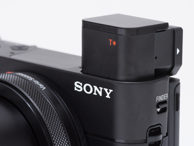 RX100 IIIから搭載されたポップアップ式のEVF。コンパクトなボディと機能が見事に両立されている。しかもツァイスT*により、クリアな視界だ。カメラがしっかり構えられて、スローシャッター時には手ブレ防止になる。