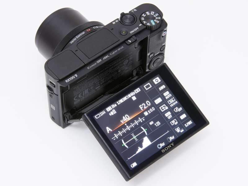 小さなボディにチルト式液晶モニターを持つのもRX100 IIからお馴染みだ。横位置のみだが、ハイアングルからローアングルまでスムーズな撮影が可能。180度回転させて自撮りもできるので、旅行やパーティーなどでも活躍する。