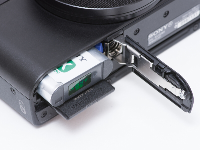 底面にバッテリー室とメモリーカードスロットを装備。バッテリーはNP-BX1。100Mbps記録時は、UHS-I（U3）のSDXC/SDHCカードが必要だ。