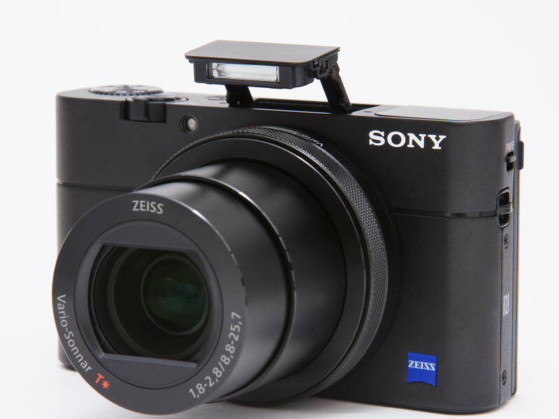 EVFを内蔵しながら、フラッシュも内蔵している。調光範囲は、ISOオート時のワイド側で0.4～10.2m。テレ側は0.4～6.5mだ。