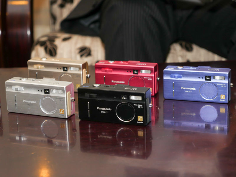 最初のLUMIXのひとつ、LUMIX F7（2001年）。発売から翌年、カラーバリエーションが充実した。