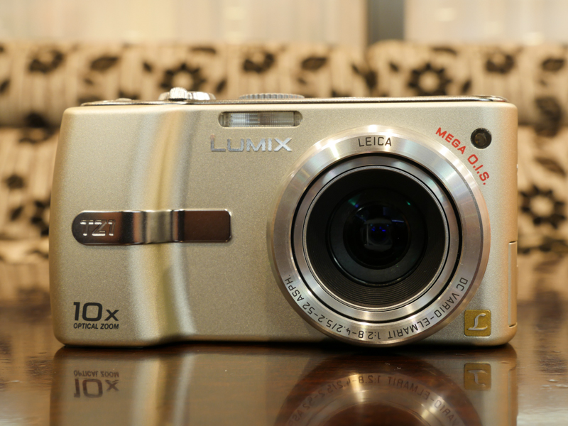 LUMIX TZ1（2006年）ではズームとコンパクトなボディを両立。「旅カメラ」、そして「きみまろズーム」を謳っていた。