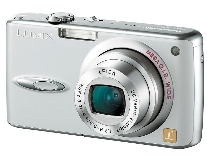 広角端28mm相当のズームレンズを搭載したLUMIX FX01（2006年）。このサイズのデジタルカメラとしては、画期的な出来事だった。
