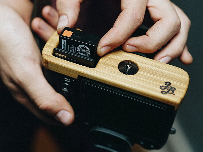 装着したままバッテリーを着脱できる