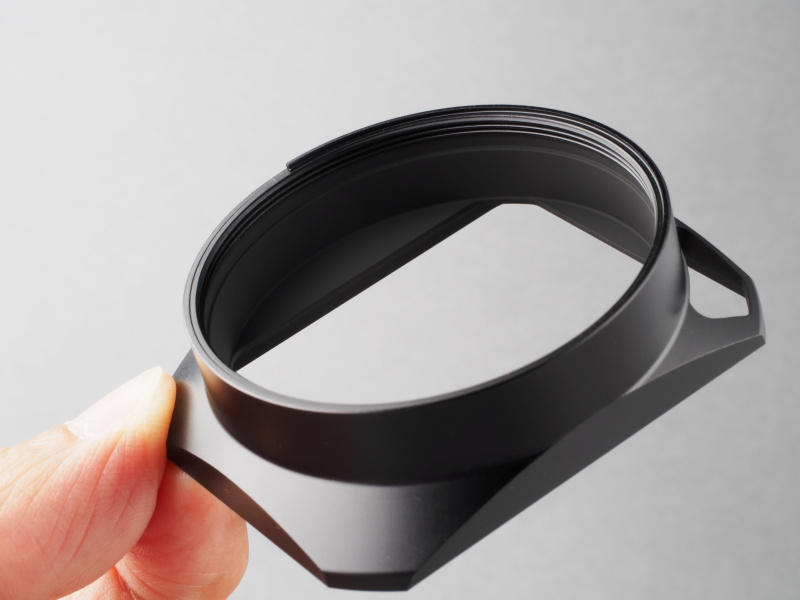 従来型のSUMMICRONはフック式の樹脂製フードだったが、2016年のモデルチェンジでネジ込み式の金属フードに変更となった。フードの質感は最高にいい。定位置でピタリと止まるのも気持ちが良い。