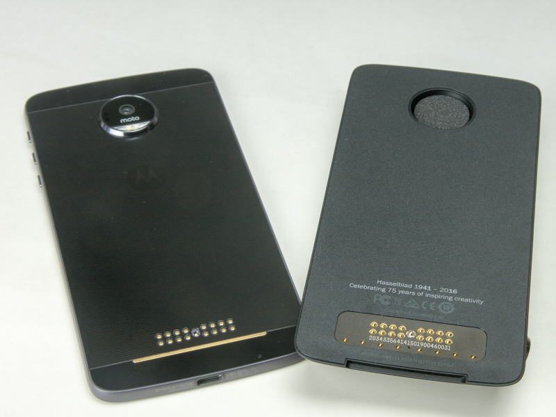 Moto Mods側にも金属端子があり、この部分を合わせて装着する。強力なマグネットのため、位置合わせはほとんどいらず、簡単に装着できる