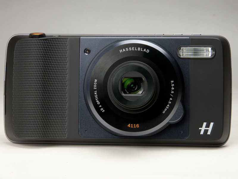 正面から見たところ。レンズ周囲が正方形にカラーリングされ、大きめのグリップも用意されている