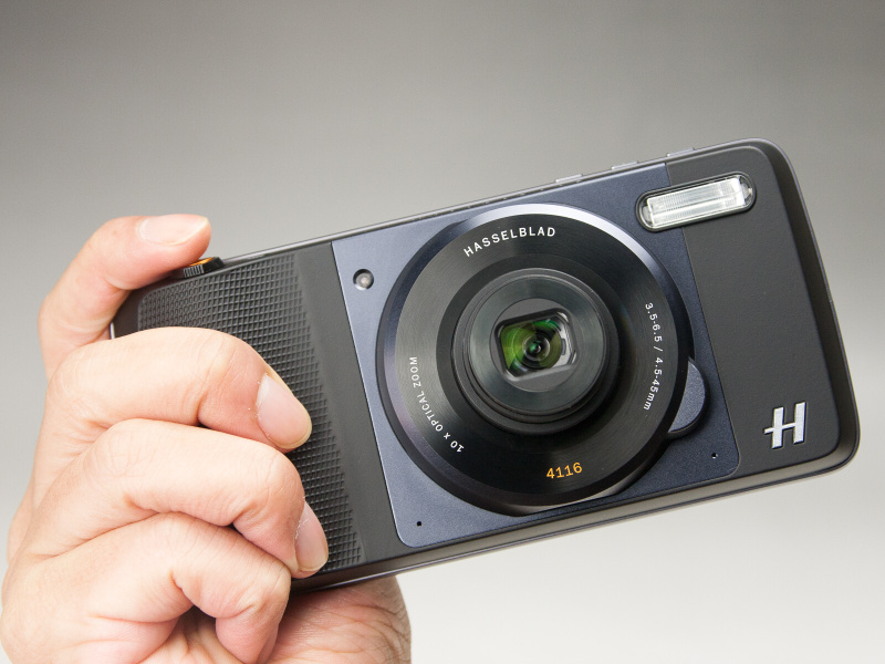 グリップが大型で、自然にシャッターボタンに指がかかる。ウエストレベルで構えて親指でシャッターを押す、という動作でも持ちやすい