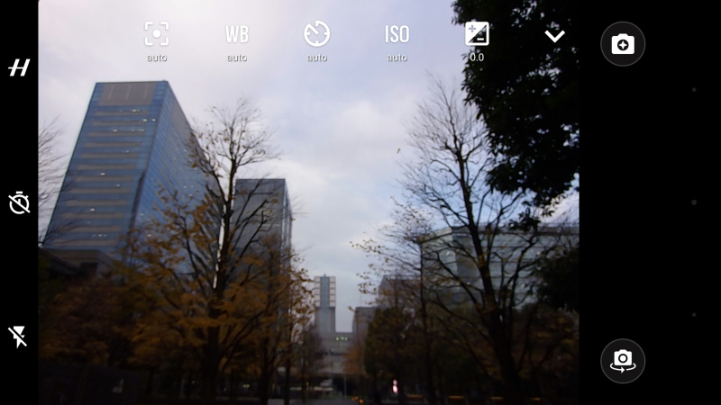 撮影画面。これはプロフェッショナルモードで、各種撮影設定が選択できる