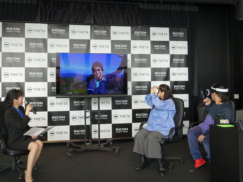 優秀作品を見ながらトーク。ヘッドマウントディスプレイで見る面白さを体験してほしいと強調