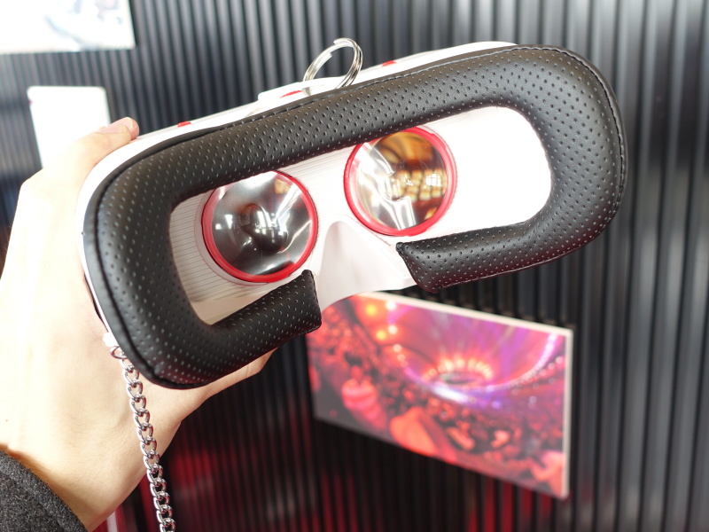 中にセットされたスマートフォンで映像が再生されている。二眼ビューは13歳以上のみ体験でき、13歳未満の来場者向けには一眼ビューのヘッドセットを用意