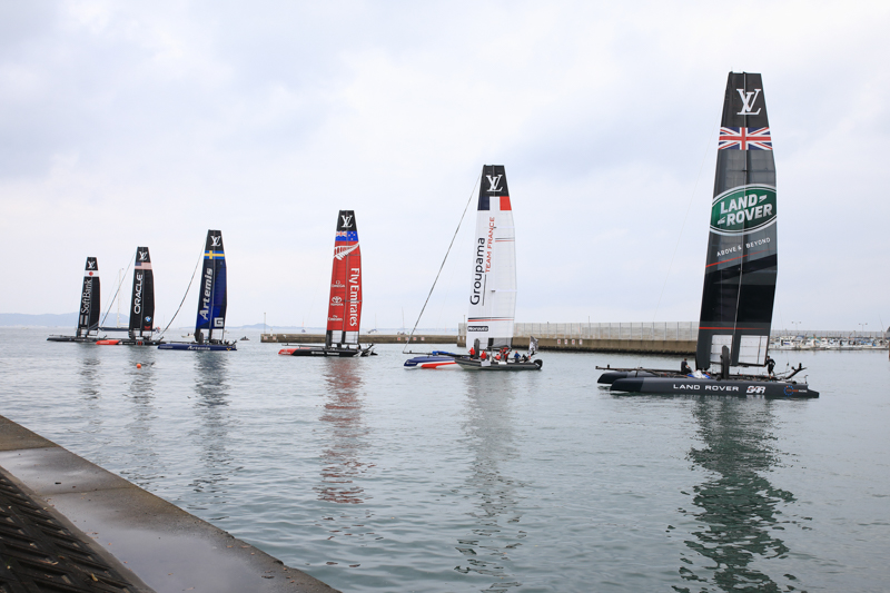 整然と並ぶレース前のヨット。会場となった地行浜には一目レースを見ようと連日1万人近い観客で賑わった。<br><span class="fnt-85">EOS 5D Mark IV・SP 24-70mm F/2.8 Di VC USD（Model A007）・1/1250秒・F8.0・＋1/3EV・ISO200・絞り優先AE・29mm・RAW（DPPにてJPEGに生成）</span>