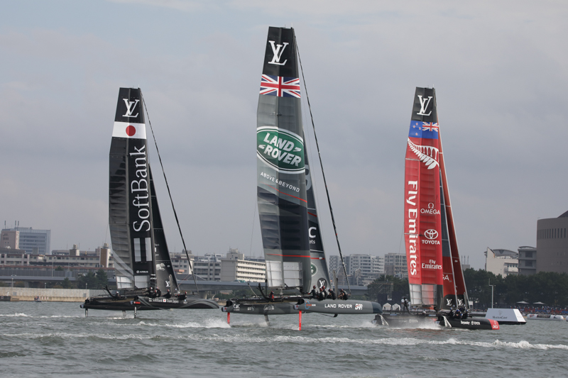 ニュージーランド艇とイギリス艇が競う。ニュージーランド艇の船体が水面についているが、いうまでもなくフォイリングした状態のほうが水の抵抗が少なくスピードはアップする。<br><span class="fnt-85">EOS 5D Mark IV・SP 150-600mm F/5-6.3 Di VC USD G2・1/1250秒・F8.0・−1/3EV・ISO400・絞り優先AE・150mm・RAW（DPPにてJPEGに生成）</span>