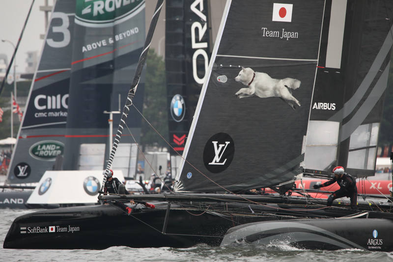 混戦のなかから抜け出す。クルー（乗員）は5名で、それぞれ役割が決まっている。チームワークがレースの勝因を決めることが多い。ハルはカーボン製で全長13.45m、マスト高は21.5m、重量は1.320kg。<br><span class="fnt-85">EOS 5D Mark IV・SP 150-600mm F/5-6.3 Di VC USD G2・1/1000秒・F8.0・-2/3EV・ISO1000・絞り優先AE・600mm・RAW（DPPにてJPEGに生成）</span>