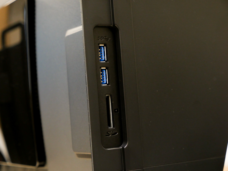 本体にはSDカードスロットも備えている。