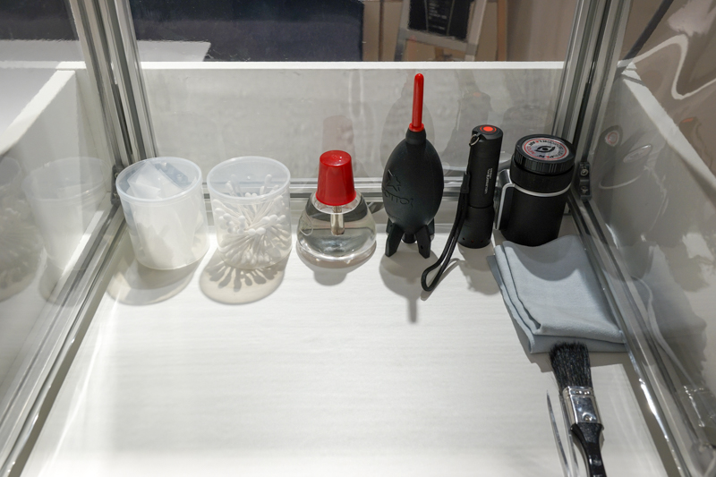 内部には各種清掃用具が置かれていた。