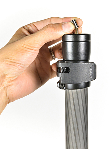 スリック、雲台とエレベーター間を延長する「カーボンポール