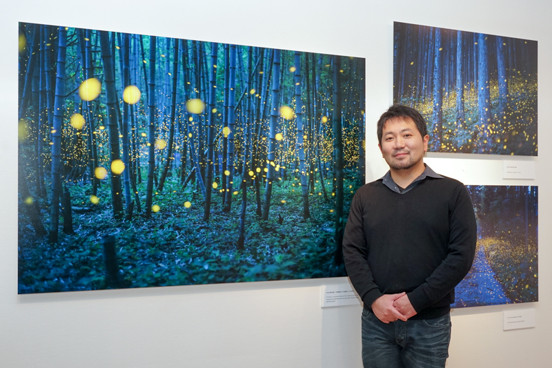 野見山桂さん。ソニーイメージングギャラリー銀座での個展「僕が四国で生き物を撮るということ」の会場で。<br>1979年、熊本生まれ。熊本県立大学環境共生学部卒。2016年 4月にSony World Photography Awards 2016で日本人初のOpen Photographer of the year（一般公募部門）受賞。現在、愛媛大学沿岸環境科学研究センター准教授。